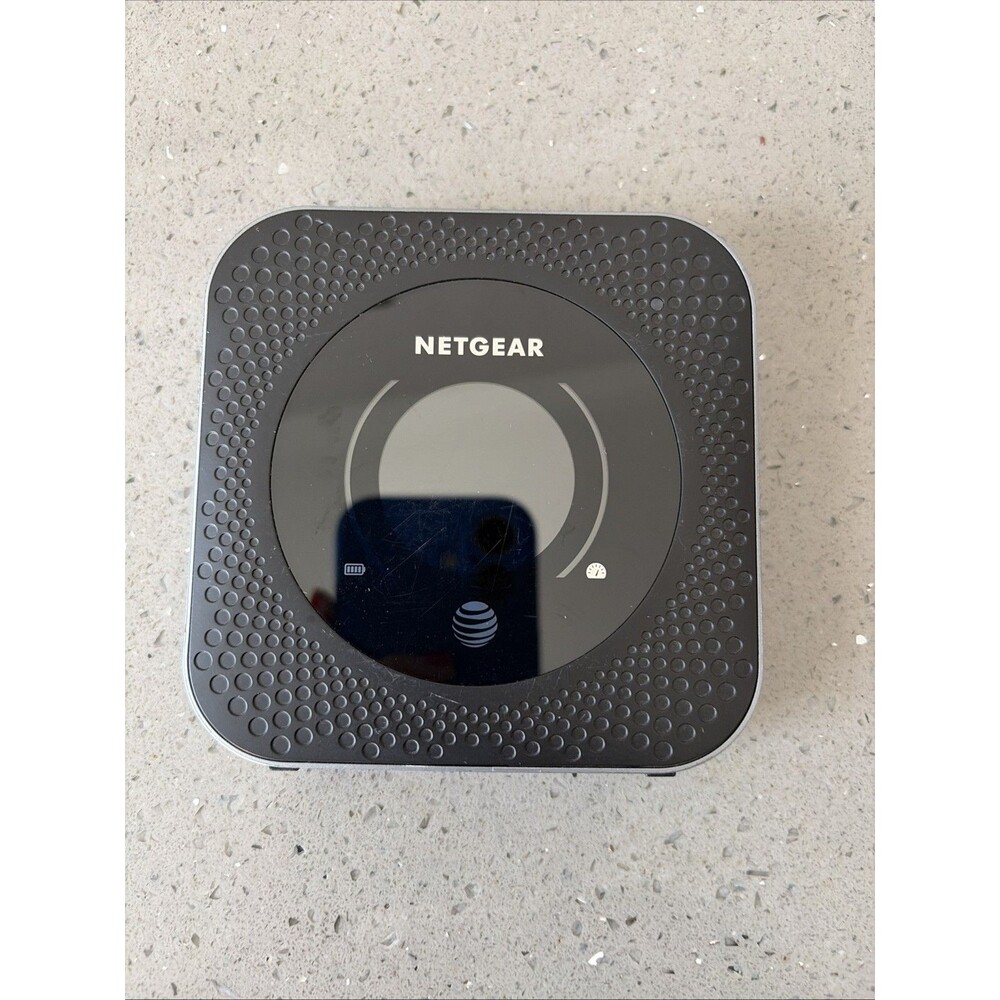 NETGEAR Nighthawk M1 MR1100 Mobile Hotspot Router - Black (AT&T) turns on